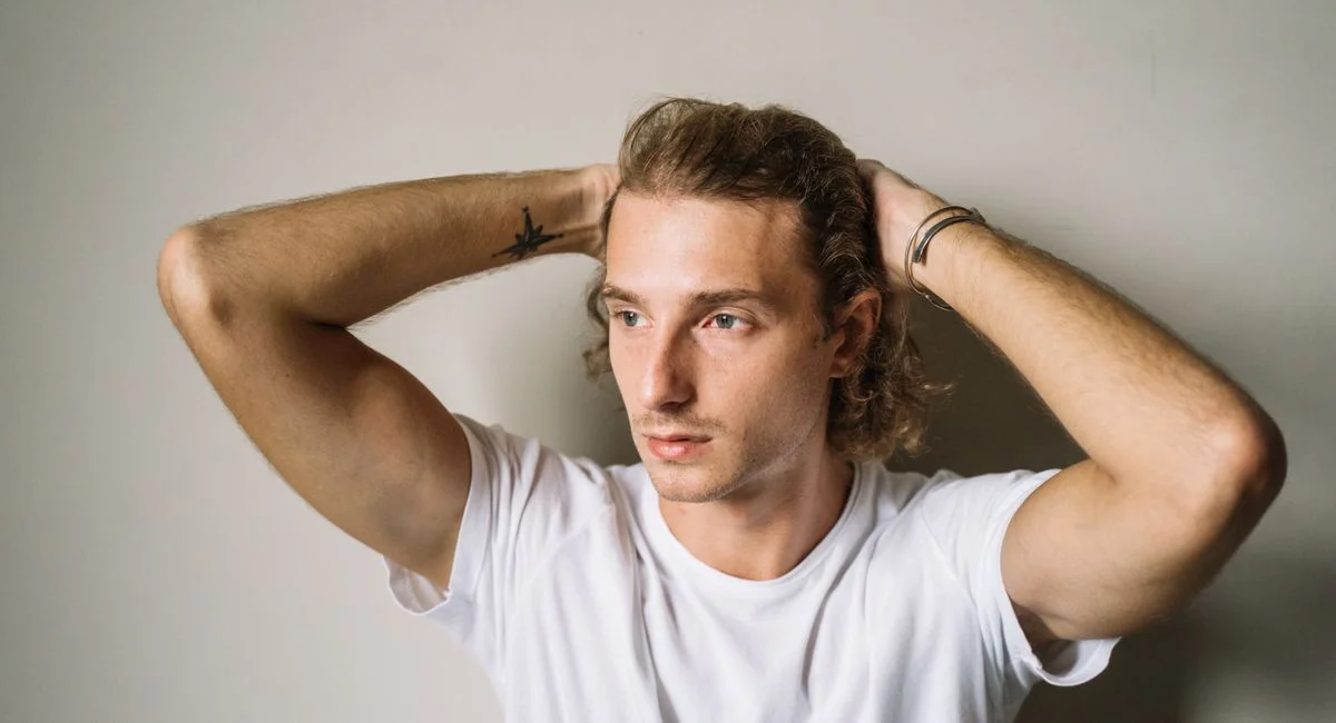 Le choix idéal de coiffure cheveux mi longs homme : styles, coupes et astuces essentielles