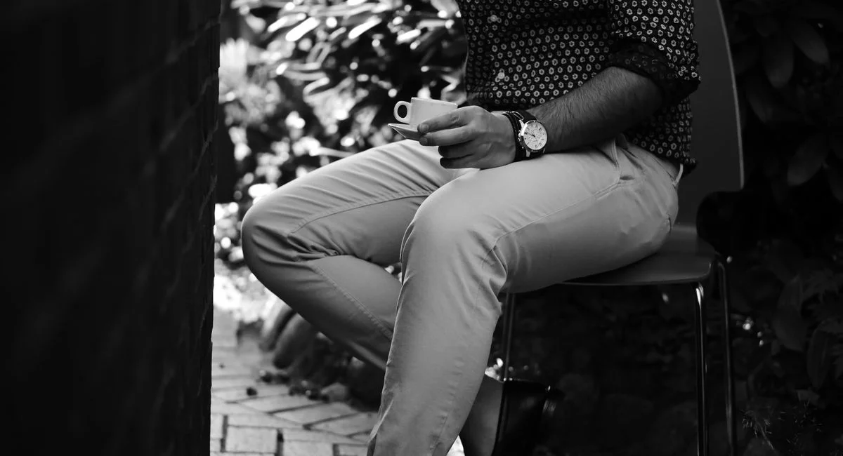 Le pantalon chino homme : comment le porter avec style et bien le choisir ?